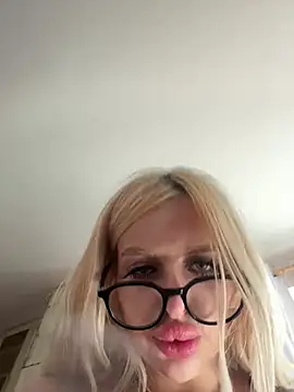 Steffi_Snowbunny Adlı Modelin Canlı XXX Sohbeti