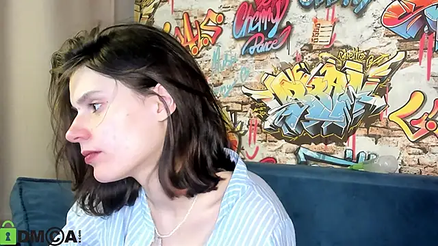 Kira_Be11's Webcam Show