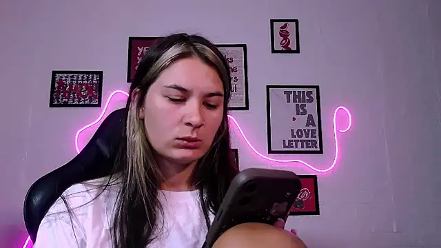Chatroom XXX en direct de AlisaFrost