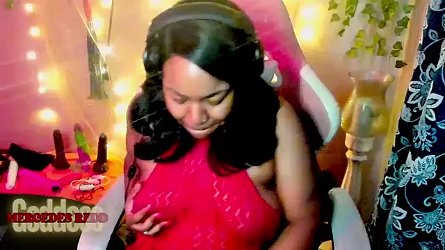 MercedesRedd's Live XXX Chat