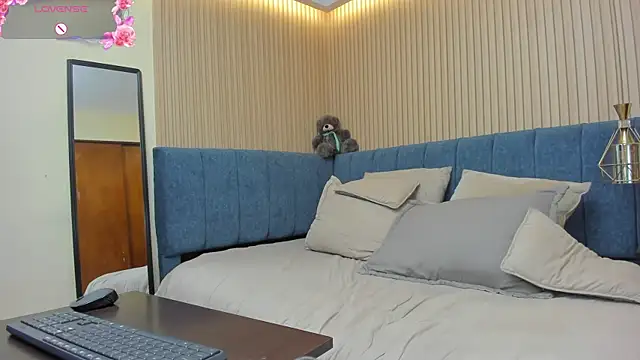Chat +18 de zara_milf ao vivo