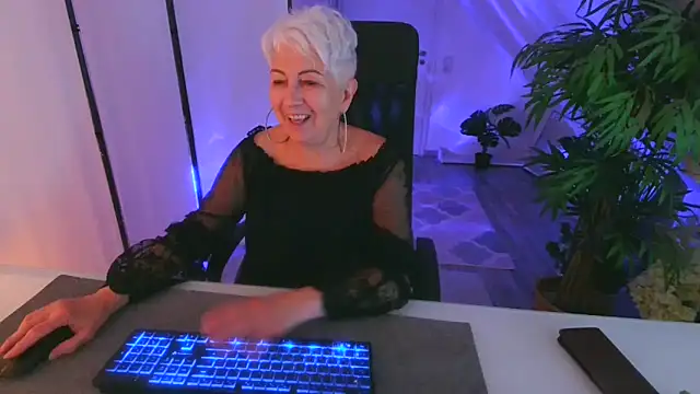 LovelyHelena Chat XXX live