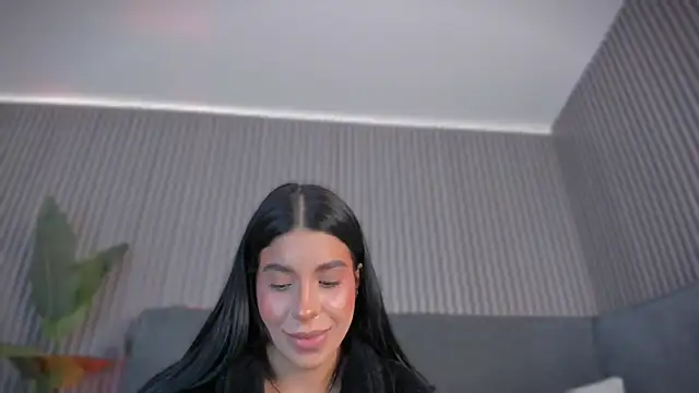 emelie_89 Adlı Modelin Canlı XXX Sohbeti