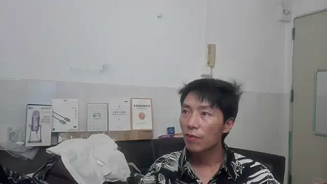 xhqds Show in webcam