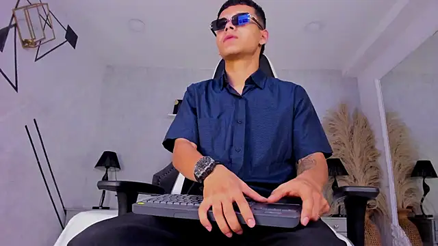DylanRoyce_ Adlı Modelin Canlı XXX Sohbeti