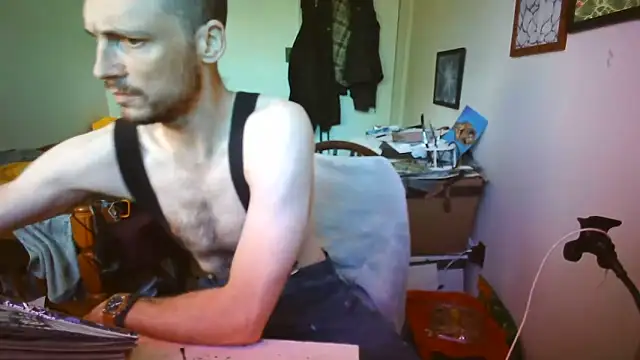 JohnnyMoves Show in webcam