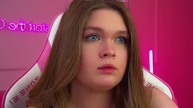 CrystalLyons' Live XXX Chat