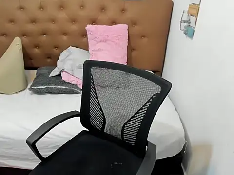 Yeseniaa_25 Live XXX Chat