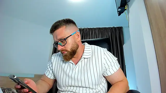 Findom_guy Adlı Modelin Canlı XXX Sohbeti