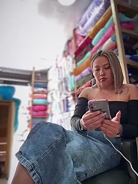 VIOLETA-25_ élő XXX-chatje
