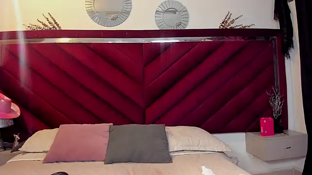Zara-Roux live XXX chat