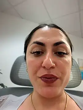 Chat +18 de YourQueen18 ao vivo