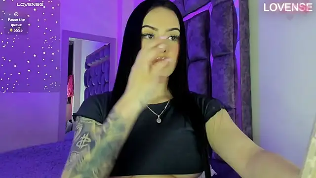 megan-foxix's Live XXX Chat