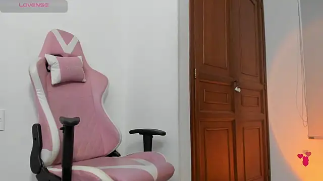 Andrea-Queen's Live XXX Chat
