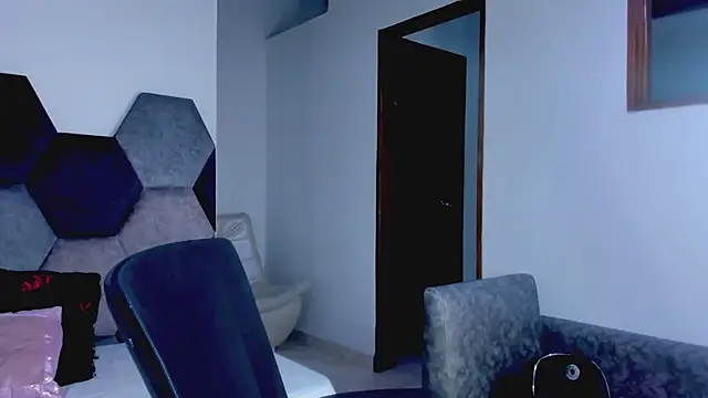 צ'אט XXX בשידור חי של MikaelaStone
