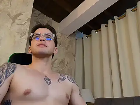 Chatroom XXX en direct de RONNY_COLTON