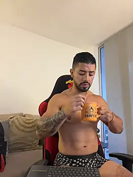Chat +18 de Ezzio_Scolaro ao vivo