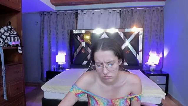 Linda4Petite's Live XXX Chat