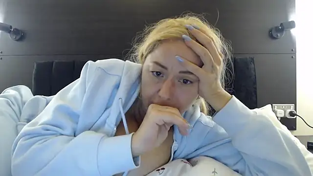 _karolynesyera_'s Live XXX Chat