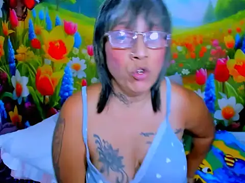 indianroxy's Live XXX Chat