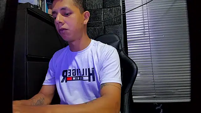 Show Webcam de boy_bigcock24cm