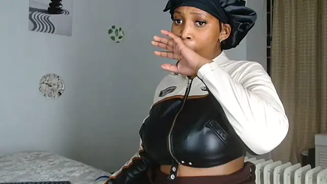 Chat +18 de ConnieSmall24 ao vivo