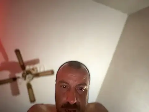 Nikolaiyy 即時 XXX 聊天