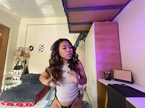 PinayLina18 live XXX chat