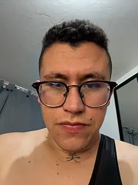 Kurtxxx22 Adlı Modelin Canlı XXX Sohbeti