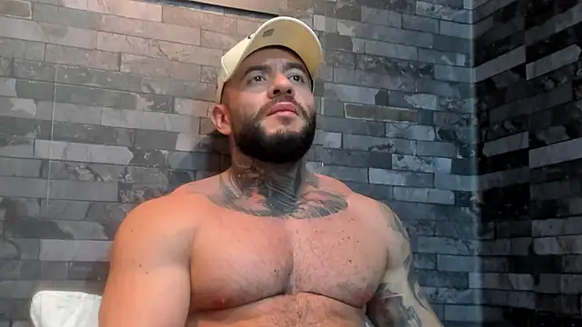 BruceDallas Adlı Modelin Canlı XXX Sohbeti