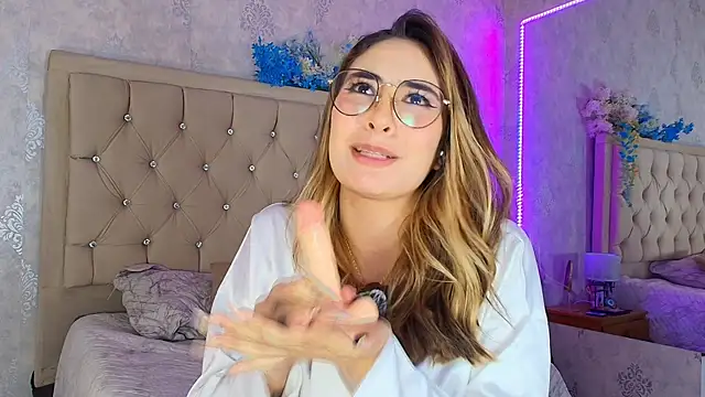 nini_love01 Adlı Modelin Canlı XXX Sohbeti