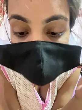 Sandhya_77 élő XXX-chatje