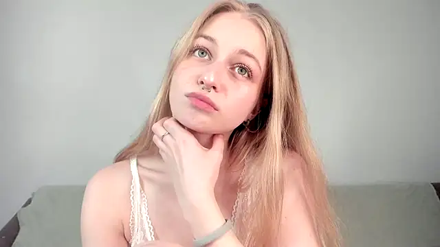 MiaMews Chat XXX in diretta