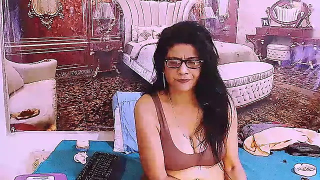 IndianAllure Adlı Modelin Canlı XXX Sohbeti