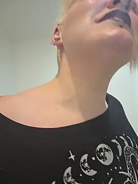 PinkTheHawk Adlı Modelin Canlı XXX Sohbeti
