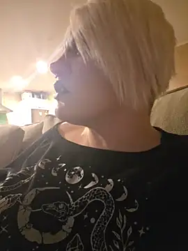 PinkTheHawk Adlı Modelin Canlı XXX Sohbeti