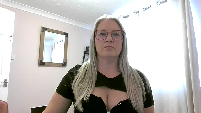 EmberSinn's Live XXX Chat