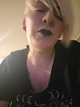 PinkTheHawk Chat XXX in diretta