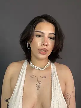 צ'אט XXX בשידור חי של LoraShines