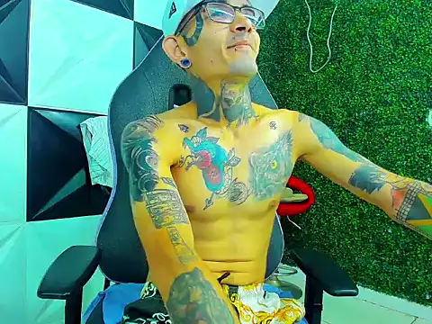 Boy_tatto77 Adlı Modelin Canlı XXX Sohbeti