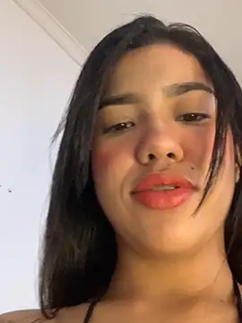 Lily_em Adlı Modelin Canlı XXX Sohbeti