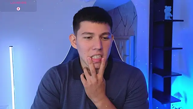 Онлайн чат XXX JamesCr_