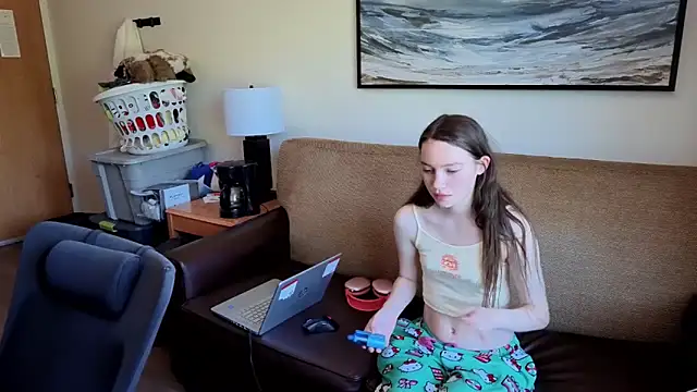 manicpixiedreamfrog's Live XXX Chat