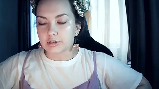 MoodieMira's Live XXX Chat