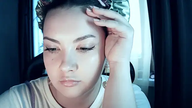 MoodieMira's Live XXX Chat