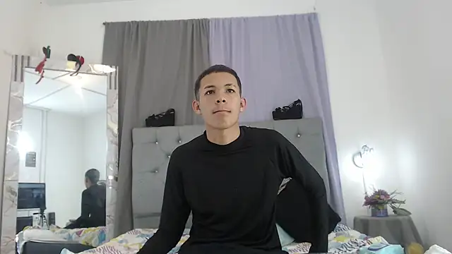 PhillipCox Adlı Modelin Canlı XXX Sohbeti