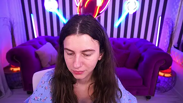 LittleJulii's Live XXX Chat