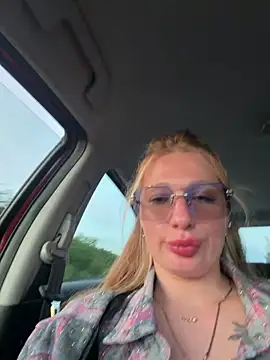 XXX chat uživo modela Tatti-Go