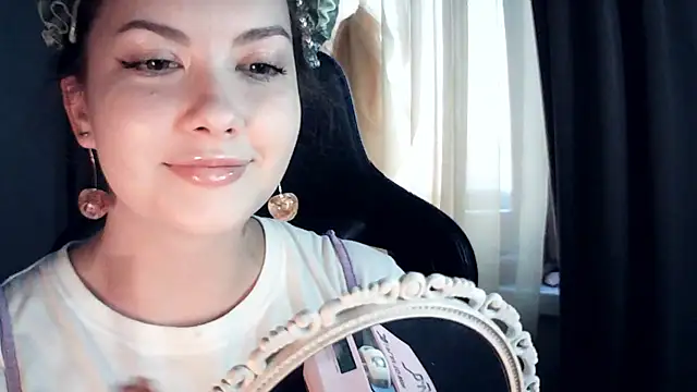 MoodieMira's Live XXX Chat