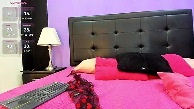 BustyGlow's Live XXX Chat